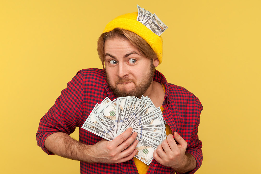 Eurojackpot Strategie, ein Mann denkt über die besten Geheimtipps nach.