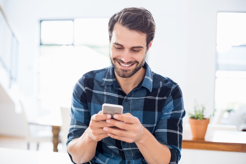 szuka na telefonie i gra News image